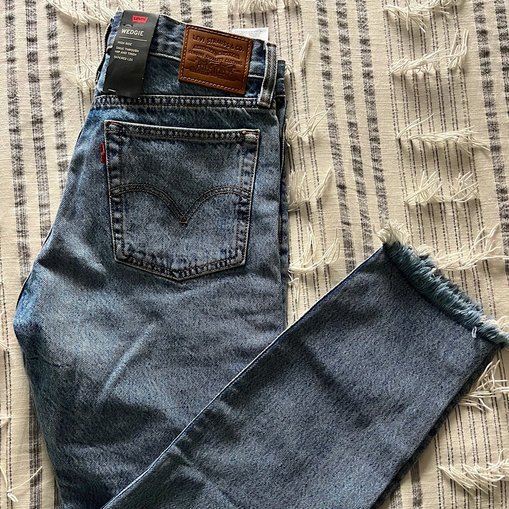 Levi’s Wedgie mid wash jeans